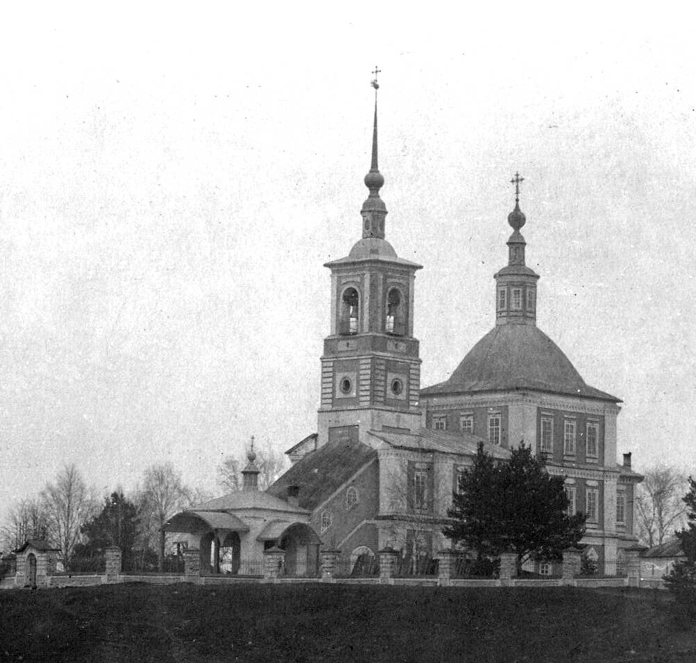 1824 г. – рядом с пристанью строится каменная двухэтажная Подосиновская Богородице-Рождественская церковь..